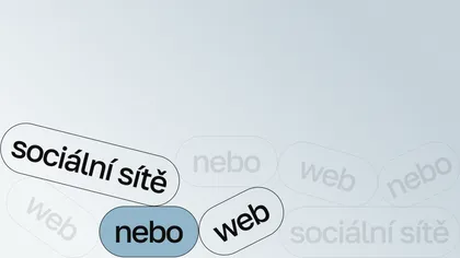 Tlačítka se štítky „sociální sítě“, „nebo“, „web“ rozházená na světlém pozadí