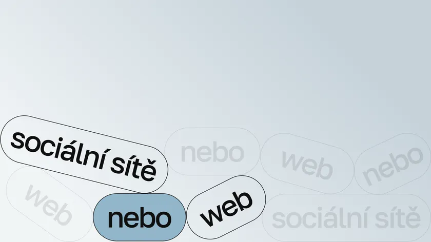 Tlačítka se štítky „sociální sítě“, „nebo“, „web“ rozházená na světlém pozadí