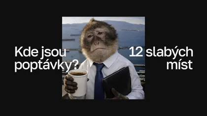 Smutná opice v košili a kravatě s kávou a složkou, nápis „Kde jsou poptávky? 12 slabých míst“ na černém pozadí